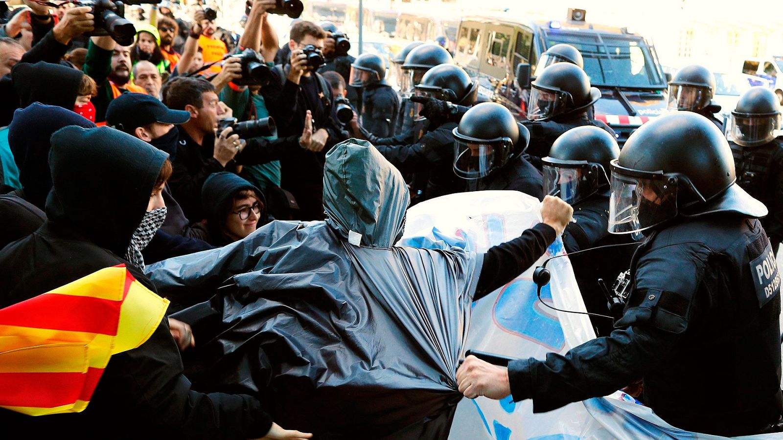 Manifestación de Jusapol en medio de un fuerte dispositivo policial