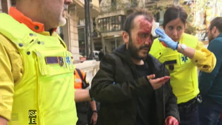 Telediario 1 - Jusapol denuncia la agresión a un hombre en el metro de Barcelona por llevar la bandera de España