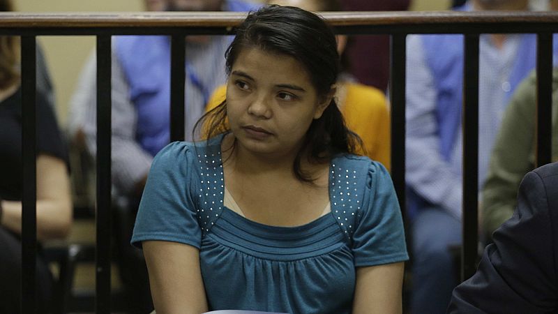 Aplazan el juicio contra la joven salvadoreña acusada a 20 años de cárcel por intentar abortar | Ver