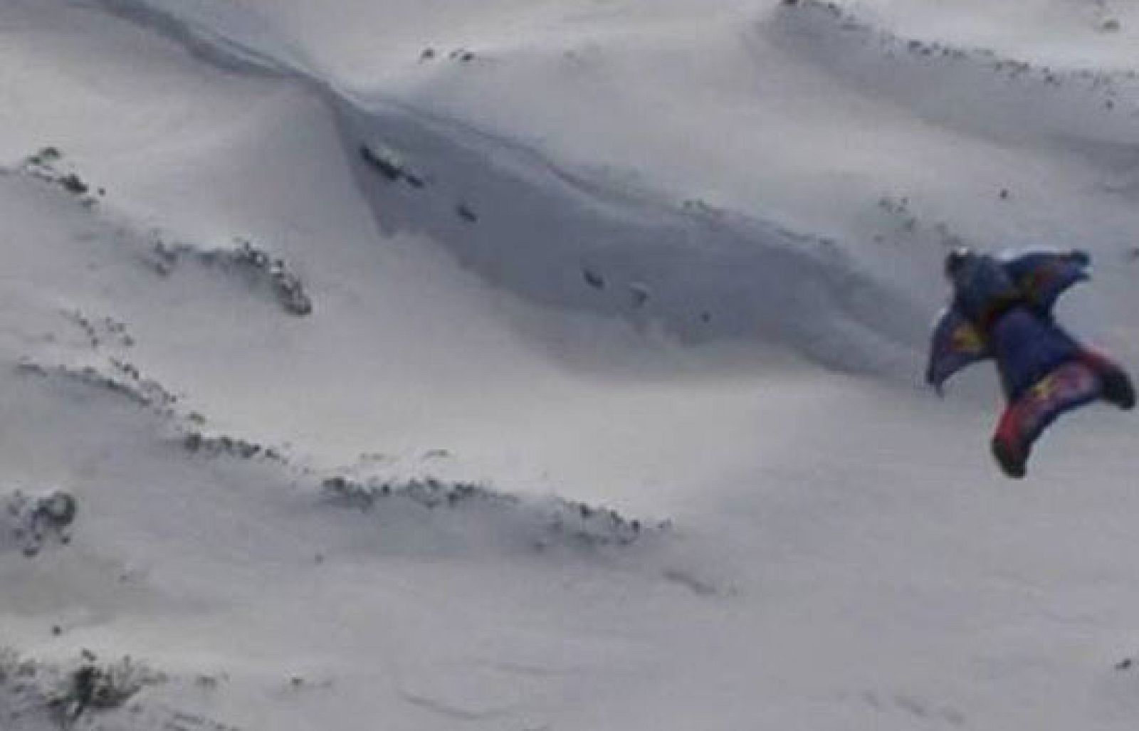 Un ruso que se dedica a volar con sus alas de pájaro artificiales ha saltado sobre un volcán activo.