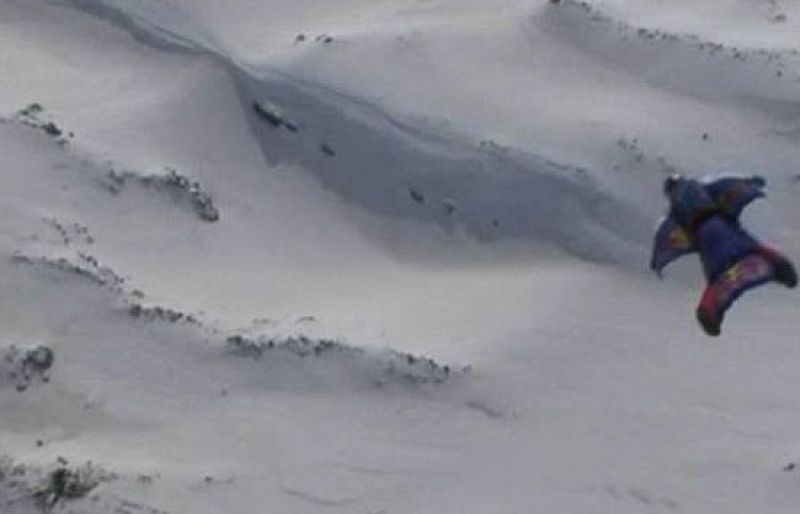 Un ruso que se dedica a volar con sus alas de pájaro artificiales ha saltado sobre un volcán activo.