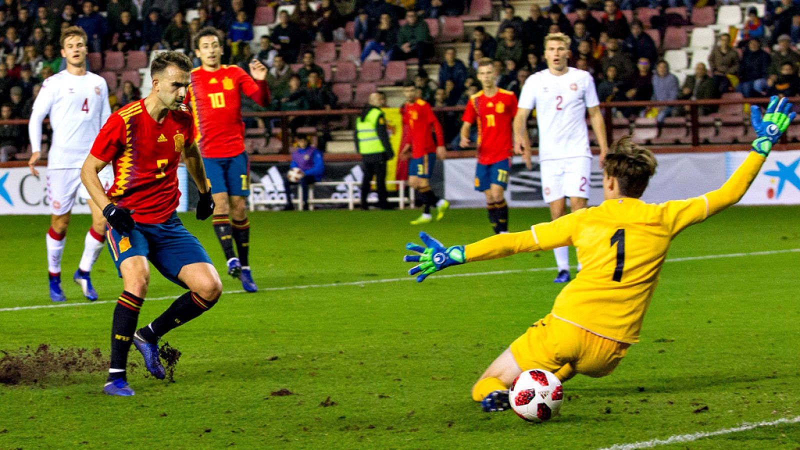El ariete del Levante anota tres goles en la victoria de la Rojita en Logroño frente a Dinamarca.