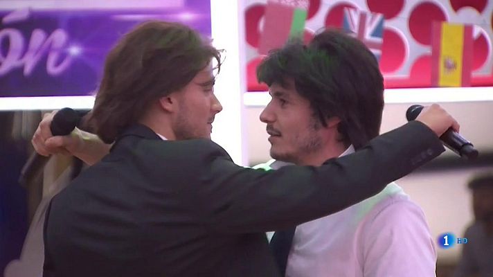 OT 2018 - Carlos y Miki cantan "Bailar pegados"