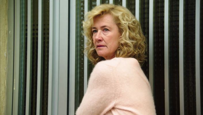 Cuéntame cómo pasó - Merche ayuda a Amparo a huir de su marido