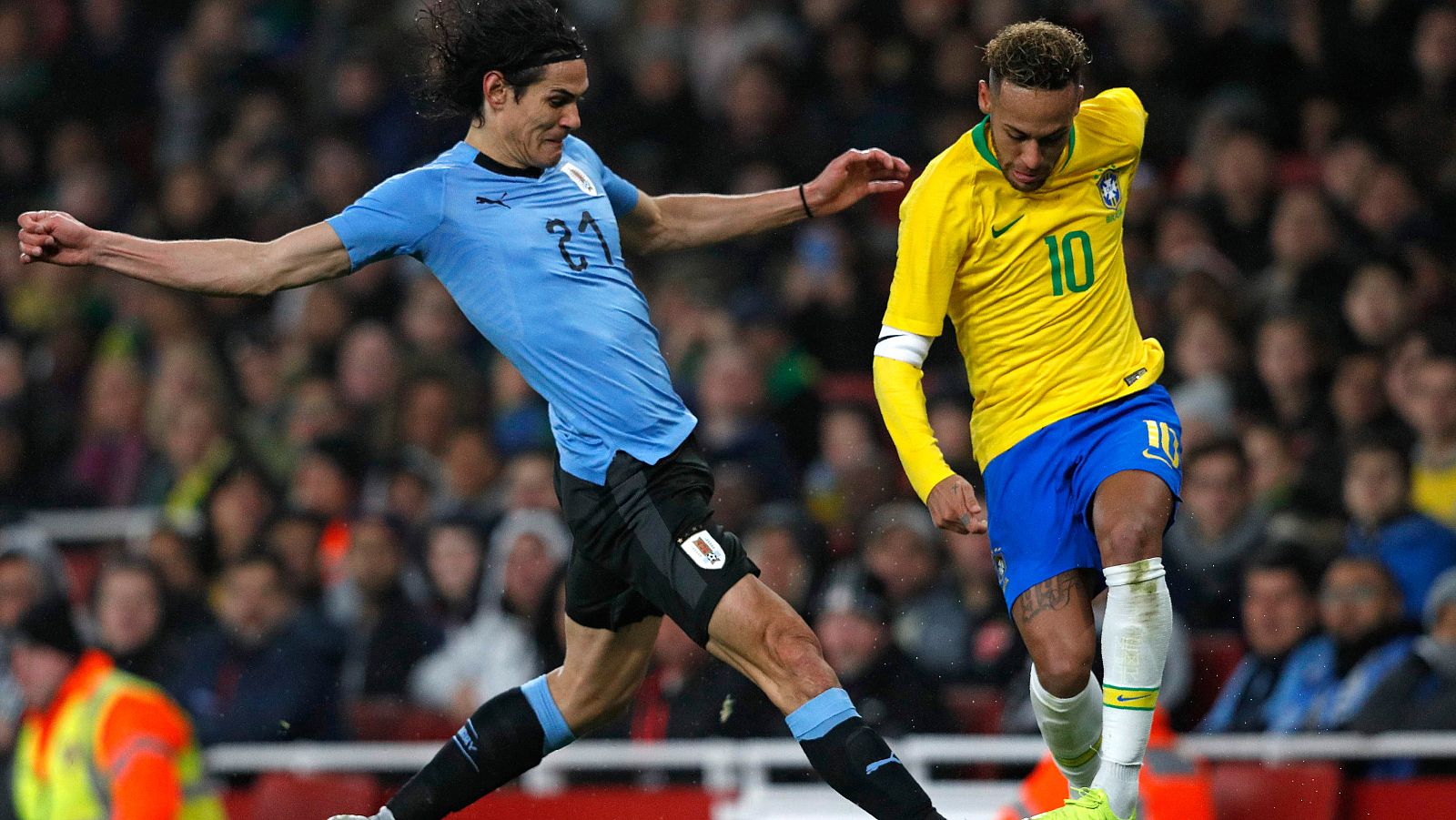 Un gol de Neymar de penalti desniveló un partido amistoso entre Brasil y Uruguay que resultó muy duro, con hasta diez jugadores amonestados. Además, la pena máxima que dio el partido a la 'canarinha' fue muy discutida.