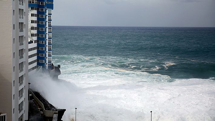 Telediario 1 - El temporal obliga a evacuar viviendas en Girona y Tenerife, donde se registran olas de seis metros