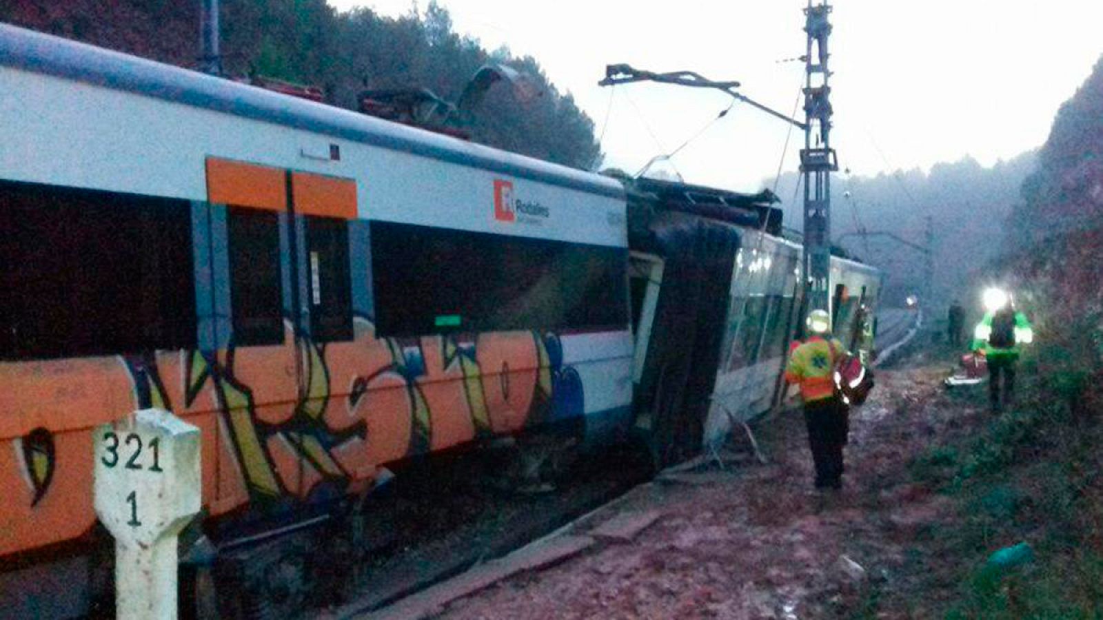 Un muerto y seis heridos al descarrilar un tren en Barcelona por un deslizamiento de tierra | Ver