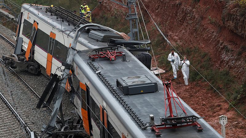 Un muerto y 44 heridos al descarrilar un tren en Barcelona por un deslizamiento de tierra - Los desayunos | Ver