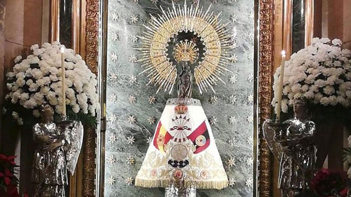 Telediario 1 - Polémica en Zaragoza por la foto de la Virgen del Pilar con un manto de Falange Española