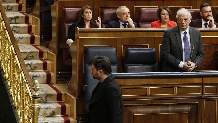 Telediario 1 - Rufián, expulsado del Congreso tras un duro enfrentamiento con Borrell, que acusa a otro diputado de ERC de escupirle