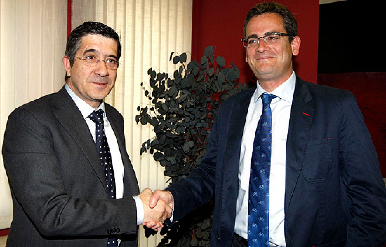 Patxi López y Antonio Basagoiti formalizan el acuerdo para el futuro Gobierno de Euskadi | Ver