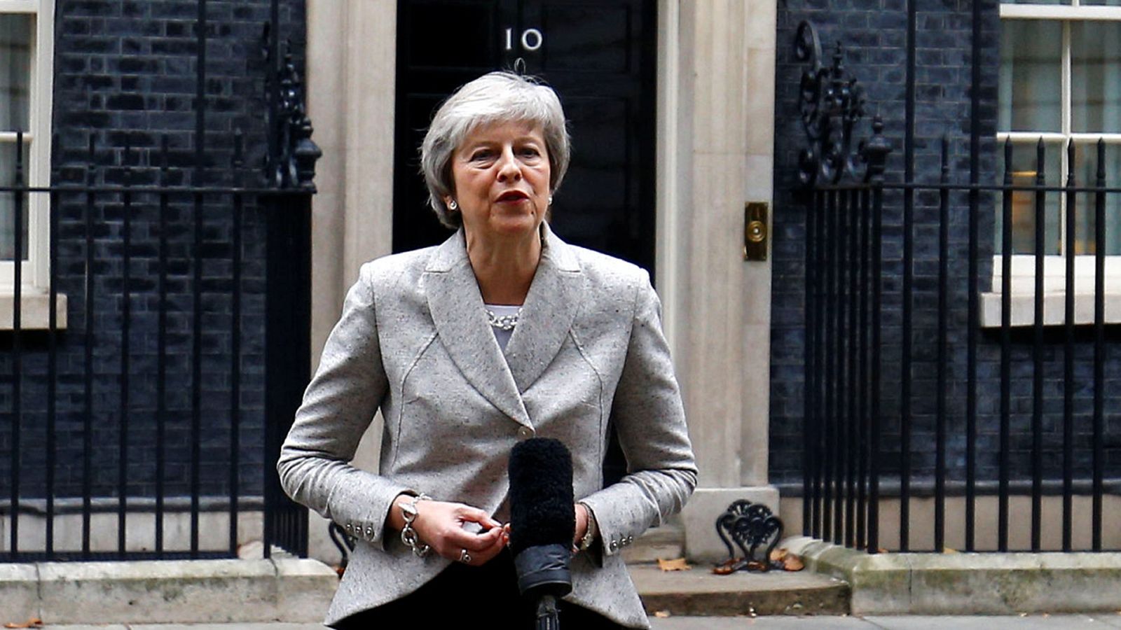 Theresa May insiste en que tiene un buen acuerdo y espera que el domingo lo ratifiquen los socios de la UE - Informativo 24h | Ver
