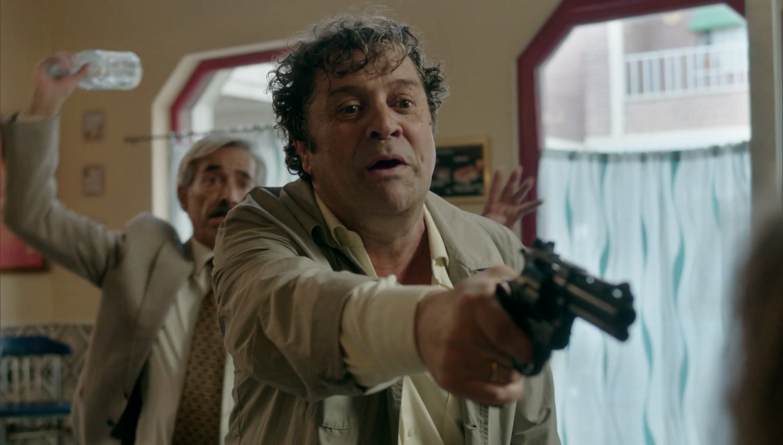 Cuéntame cómo pasó - Antonio le salva la vida a Amparo