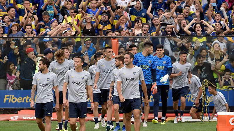 La locura invadió el entrenamiento de Boca Juniors para preparar la final de la Copa Libertadores. La Bombonera se desbordó con 50.000 seguidores 'xeneizes' alentando a su equipo.