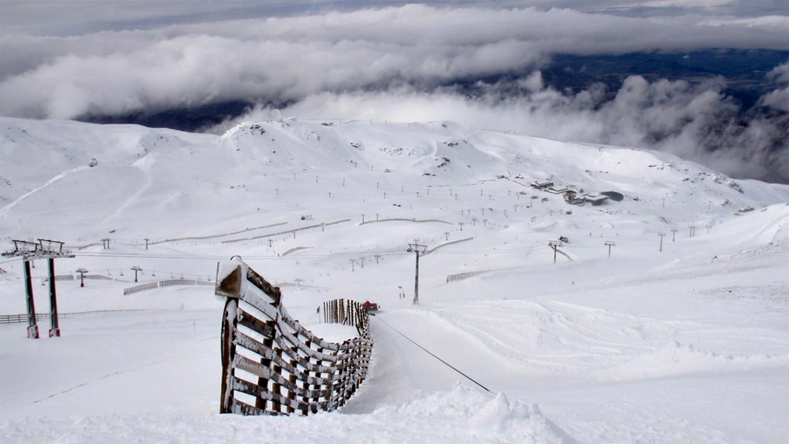 La estación andaluza abrirá una temporada que se puede alargar más allá de los cinco meses gracias a las nieves caídas en otoño.