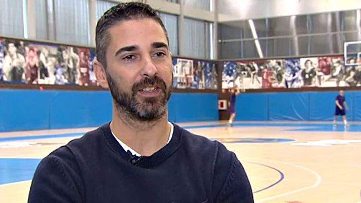 Telediario 1 - Juan Carlos 'La Bomba' Navarro sigue teniendo mono de baloncesto