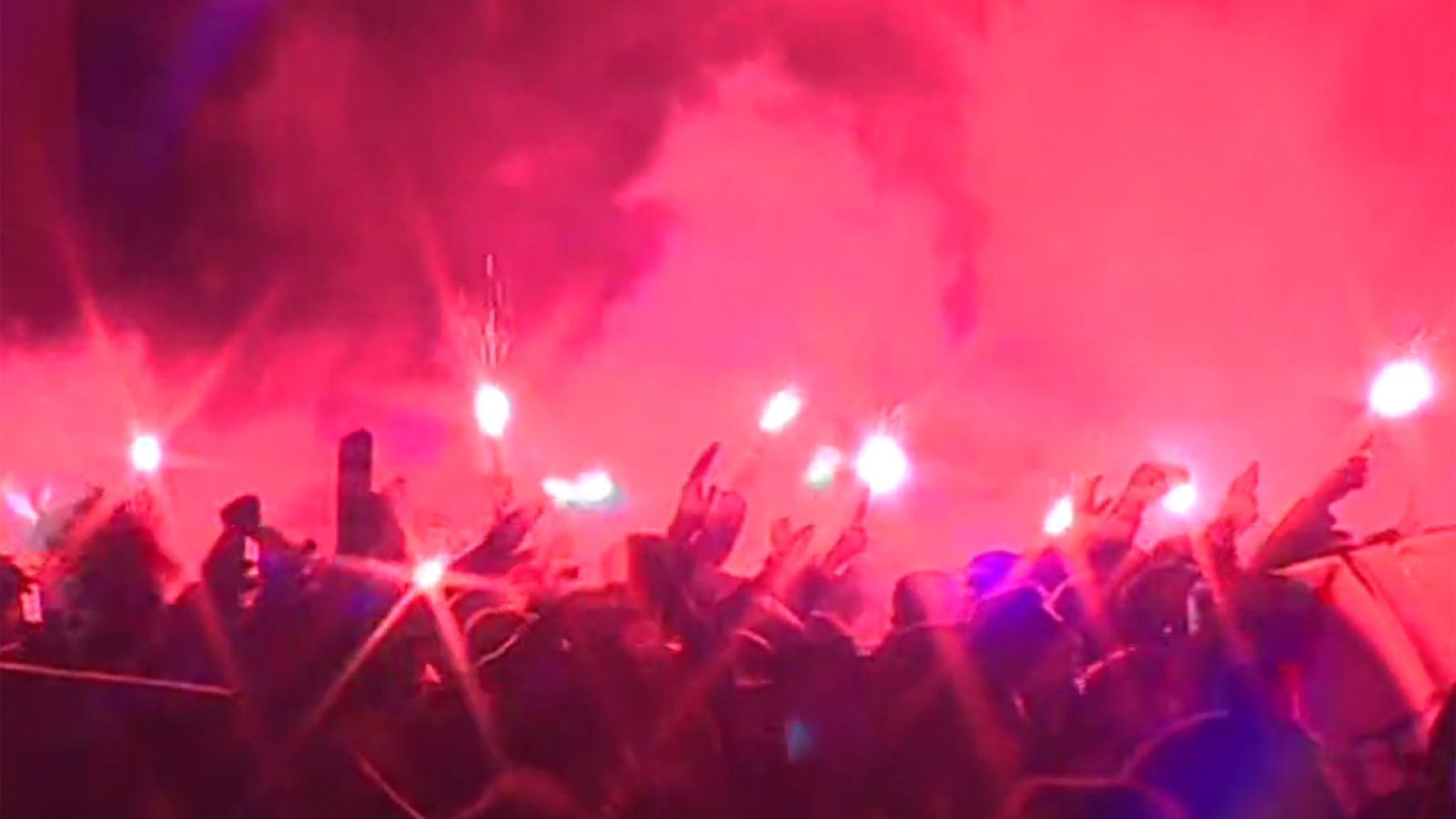 Recibimiento caluroso a los jugadores del Atleti antes del partido contra el Barça - RTVE.es | Ver