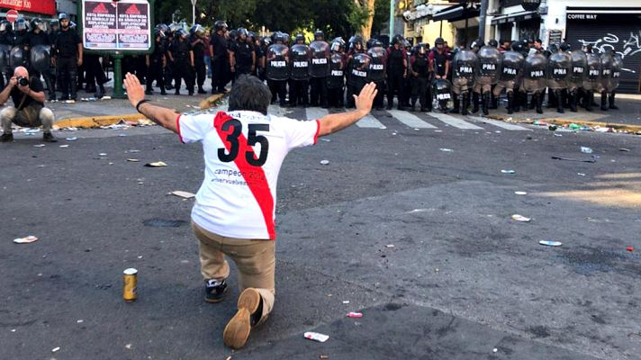 Telediario 1 - La violencia en la final de la Libertadores vuelve a empañar al fútbol argentino