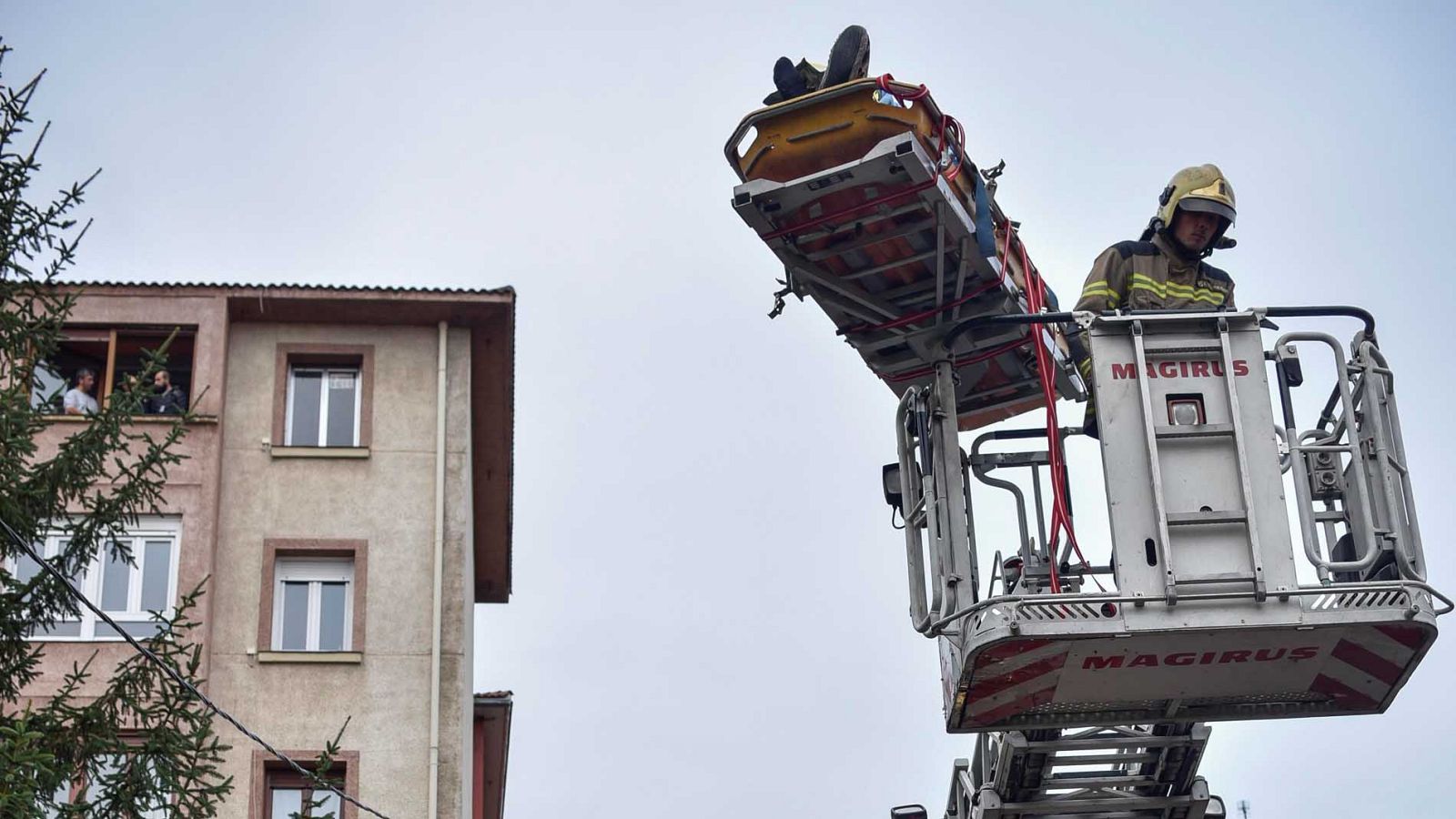 ¿Cómo evitan los bomberos un suicidio? | Ver