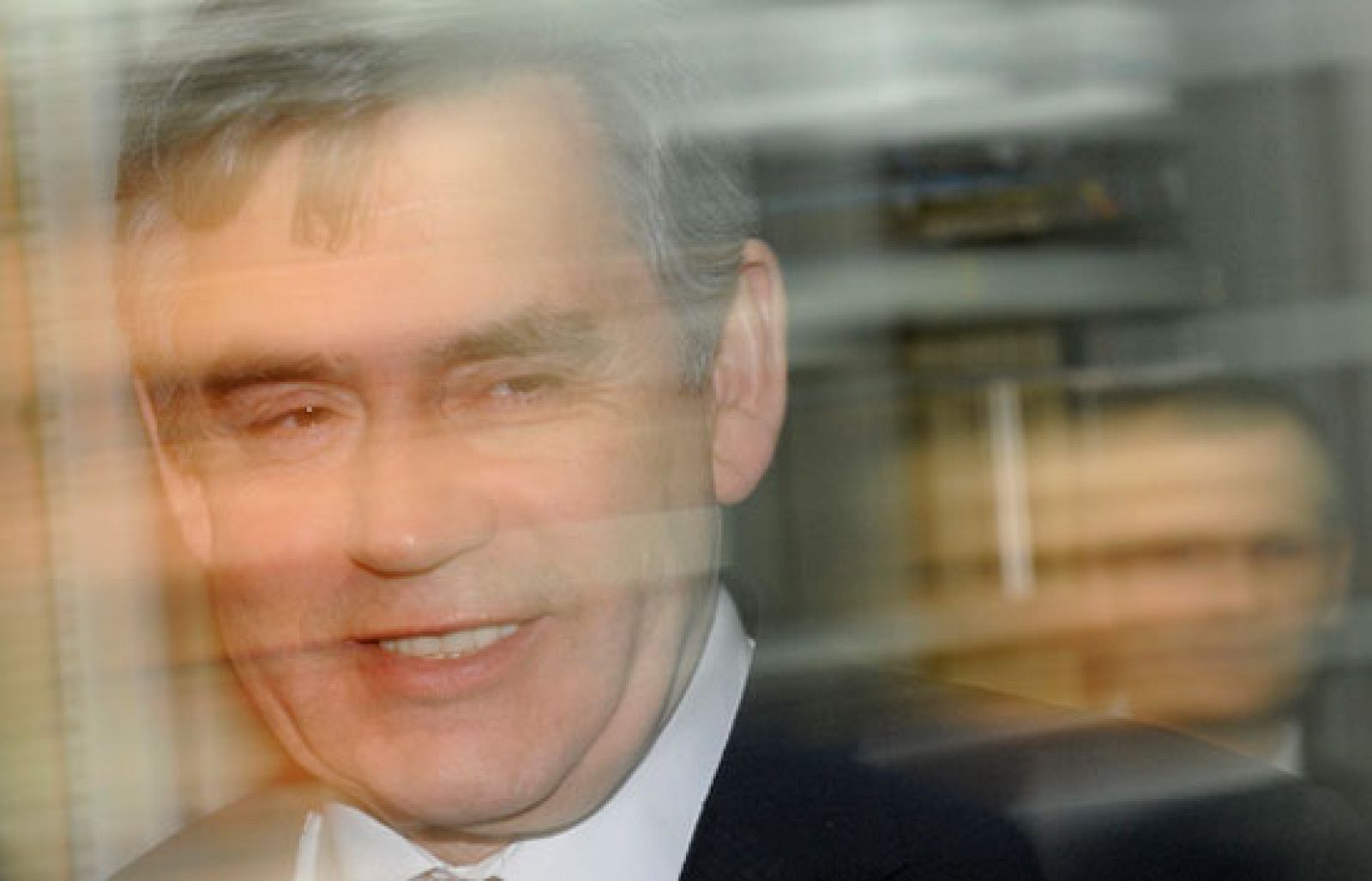 La decisión del gobierno de Gordon Brown de elevar el IRPF a los más ricos hasta el 50% ha provocado críticas en la oposición por incumplir su compromiso de no subir los impuestos.