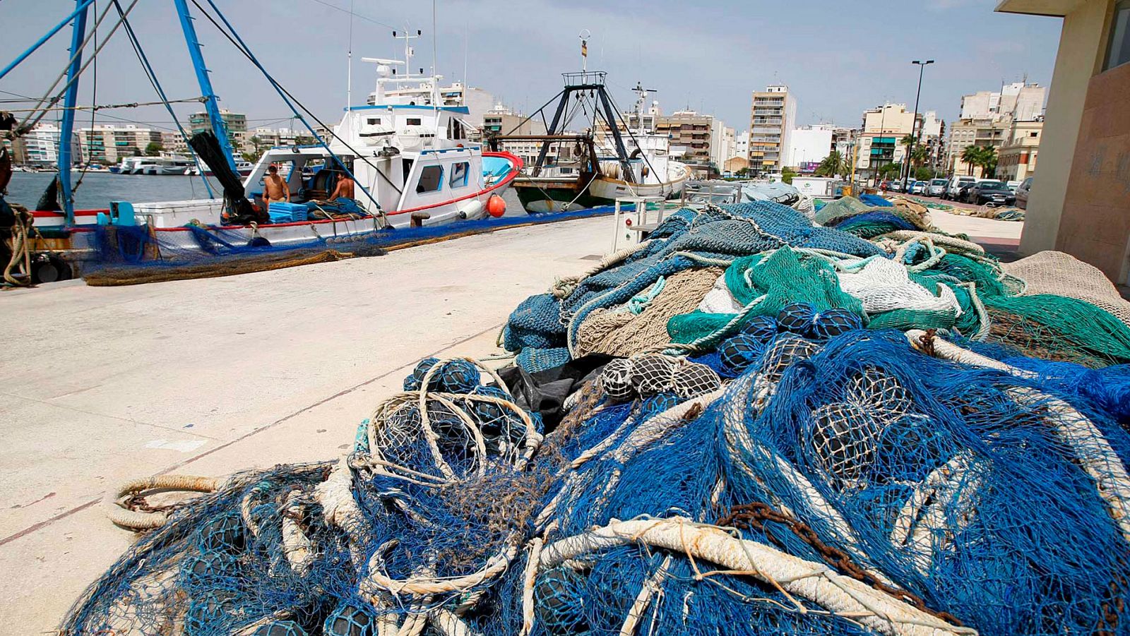 El pesquero que rescató a 12 migrantes hace una semana sigue en aguas libias sin saber dónde podrá desembarcarlos