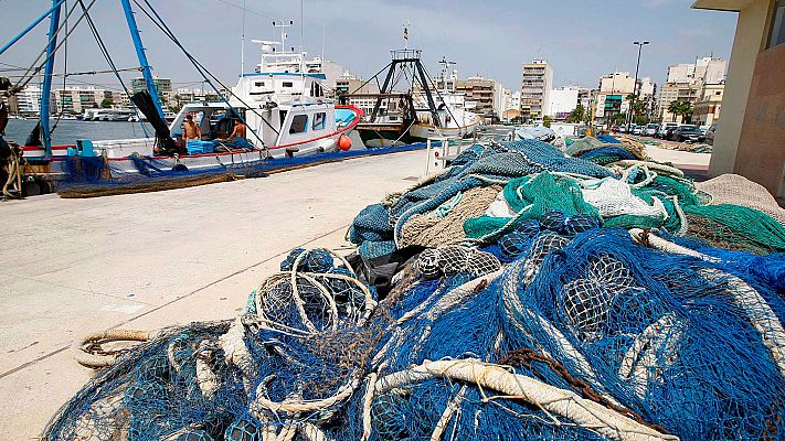 Telediario 1 - El pesquero que rescató a 12 migrantes hace una semana sigue en aguas libias sin saber dónde podrá desembarcarlos