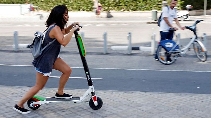 Telediario 1 - Tráfico estudia prohibir que los patinetes circulen por la acera y limitar su velocidad a 25 km/hora