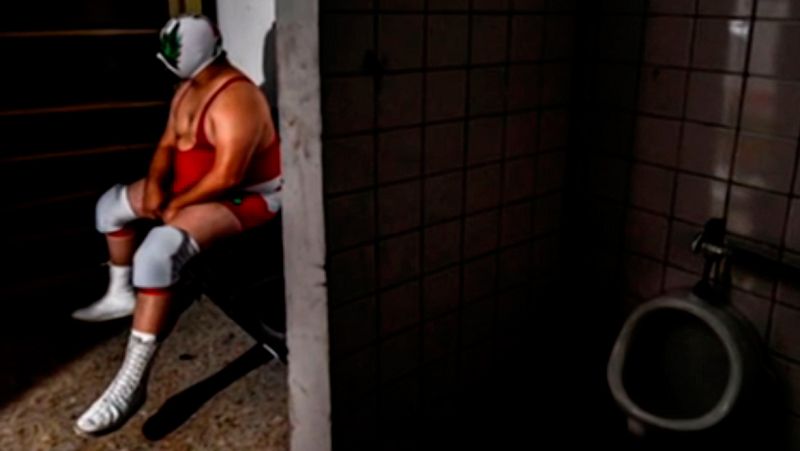 El descanso de un luchador en Bogotá ocupa la reflexión de 'Pie de Foto'. La figura solitaria en un vestuario de un luchador refleja la situación de un deporte venido a menos en Colombia.