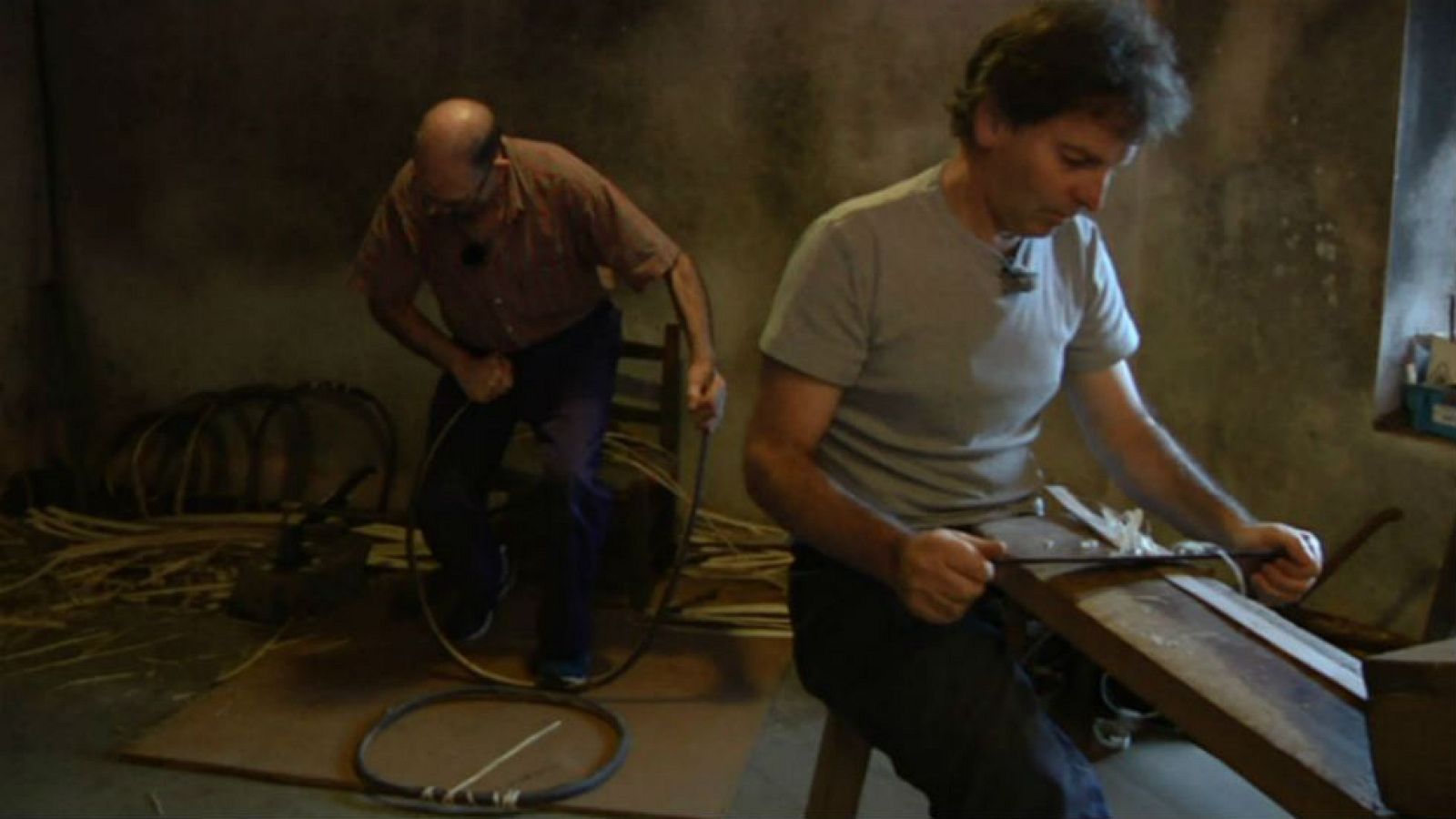 Dos hermanos en torno al castaño