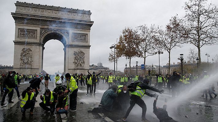 Telediario 1 - Los enfrentamientos con los antidisturbios marcan la nueva jornada de protestas de los 'chalecos amarillos' en París