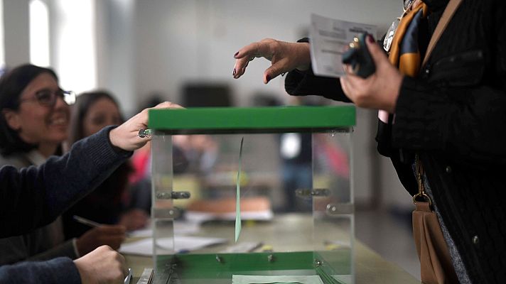 Informativo 24h - Los andaluces ejercen su derecho al voto en 3.832 colegios electorales