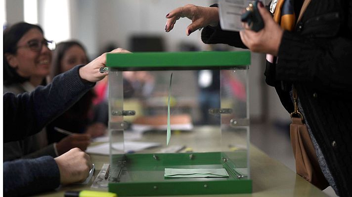 Informativo 24h - La participación en las elecciones andaluzas cae hasta el 46,46% a las 18:00 horas, casi cinco puntos menos que en 2015