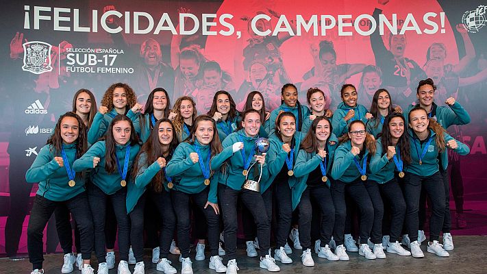 Telediario 1 - Las campeonas del mundo sub-17 reciben el homenaje del fútbol español