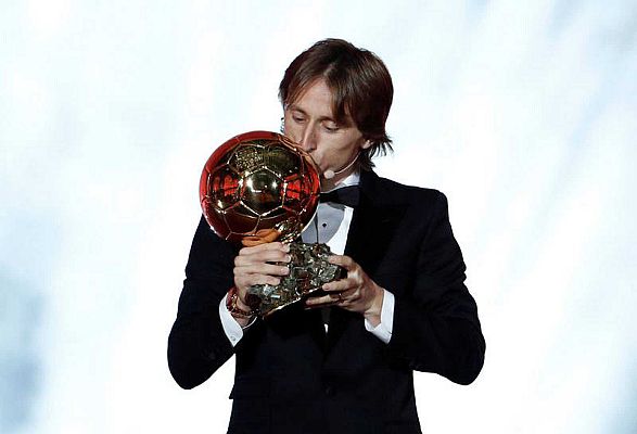 Telediario 1 - Luka Modric gana el 'Balón de Oro' y acaba con una década de reinado Messi-Cristiano