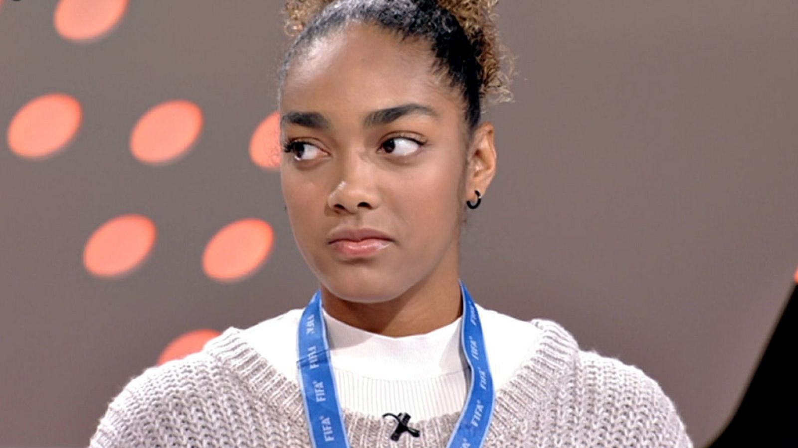 La jugadora de la selección española sub-17 lució la medalla de oro de las campeonas en el plató del programa 'Fast Fut 123'.