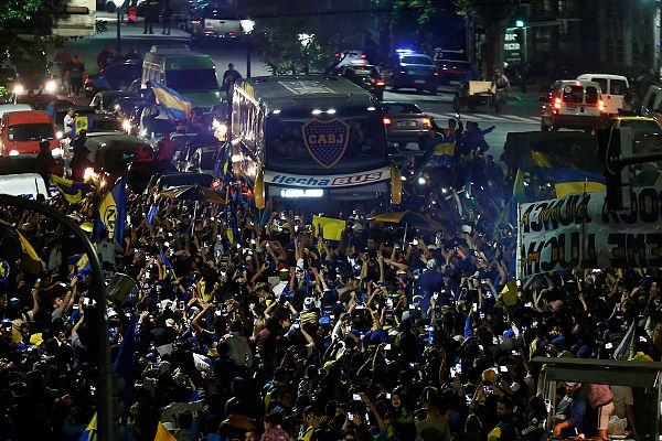 Telediario 1 - Miles de aficionados despiden a Boca en Buenos Aires