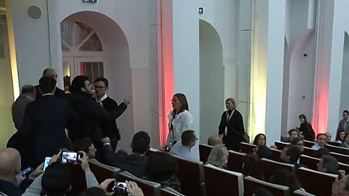 Informativo 24h - Independentistas interrumpen a Borrell y tratan de boicotear un acto de Cs por el aniversario de la Constitución