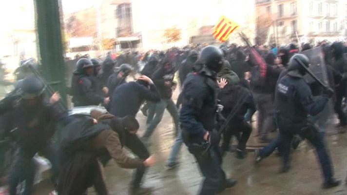 Informativo 24h - Un detenido y seis mossos heridos en la protesta contra un acto conmemorativo de la Constitución en Girona