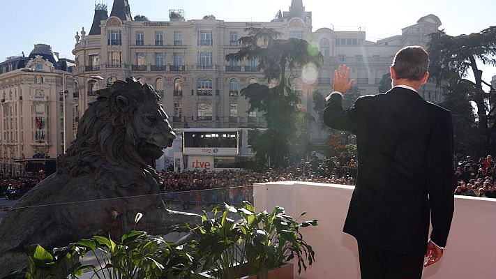 Telediario 1 - Cientos de personas se acercan al Congreso para celebrar el 40 aniversario de la Constitución
