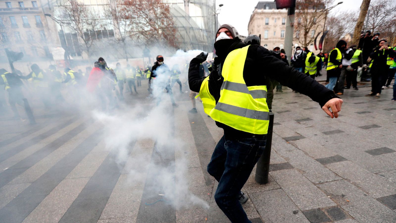 Gases lacrimógenos y más de 400 detenidos en la protesta de los chalecos amarillos en París