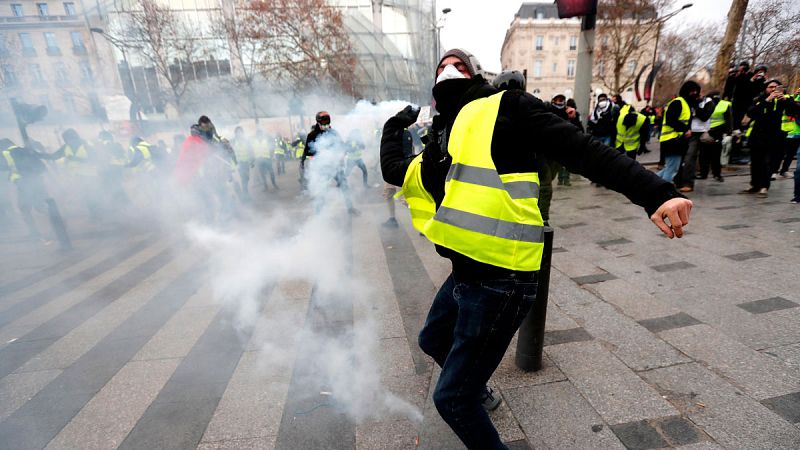 Gases lacrimógenos y más de 400 detenidos en la protesta de los chalecos amarillos en París