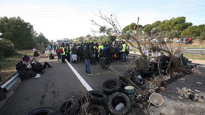 Informativo 24h - Los CDR cortan la AP-7 a la altura de la l'Ampolla, en Tarragona