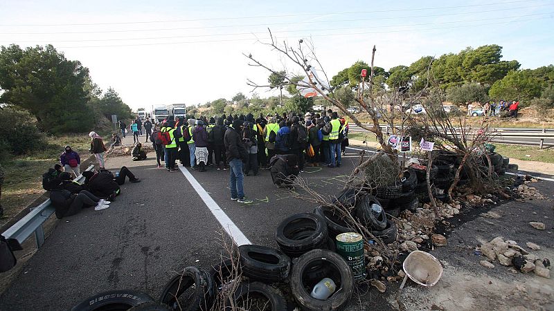 Los CDR cortan la AP-7 a la altura de la l'Ampolla, en Tarragona