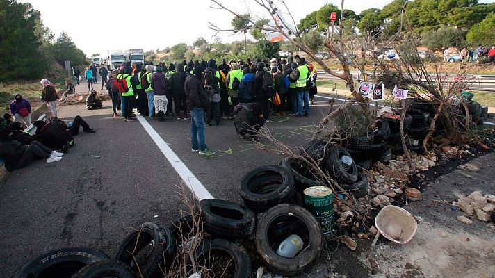 Telediario 1 - Los CDR cortan la AP-7 en ambos sentidos a la altura de l'Ampolla, en Tarragona