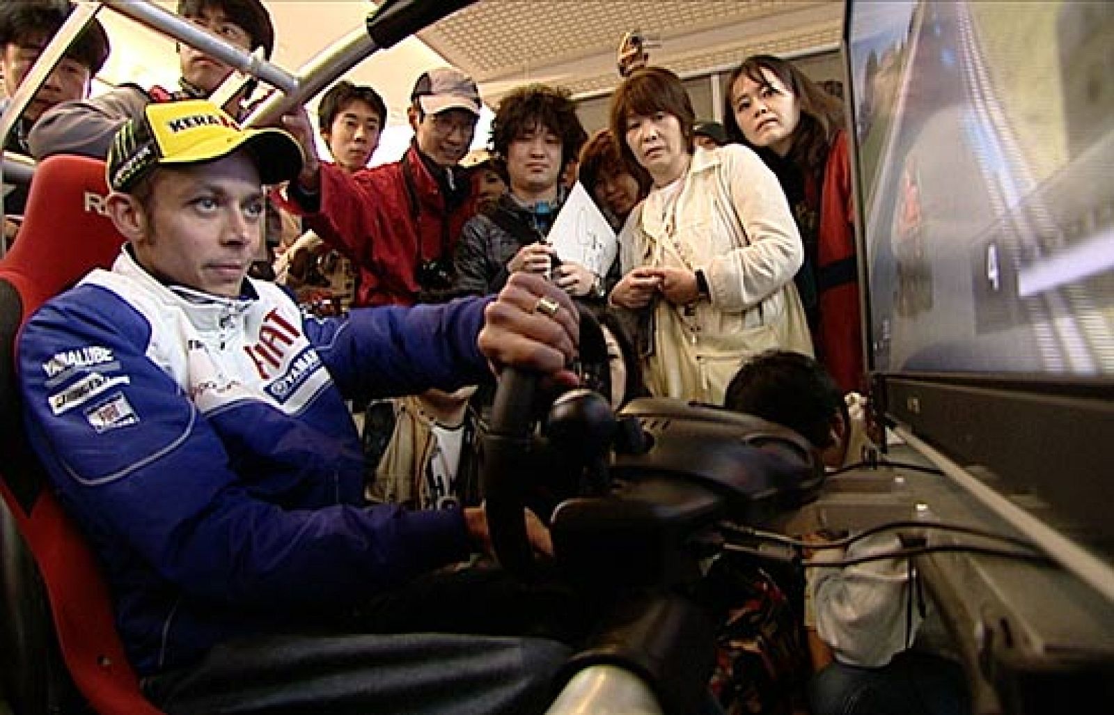 En Japón, Valentino Rossi se ha vuelto a poner a los mandos de un Ferrari... Pero en la videoconsola.