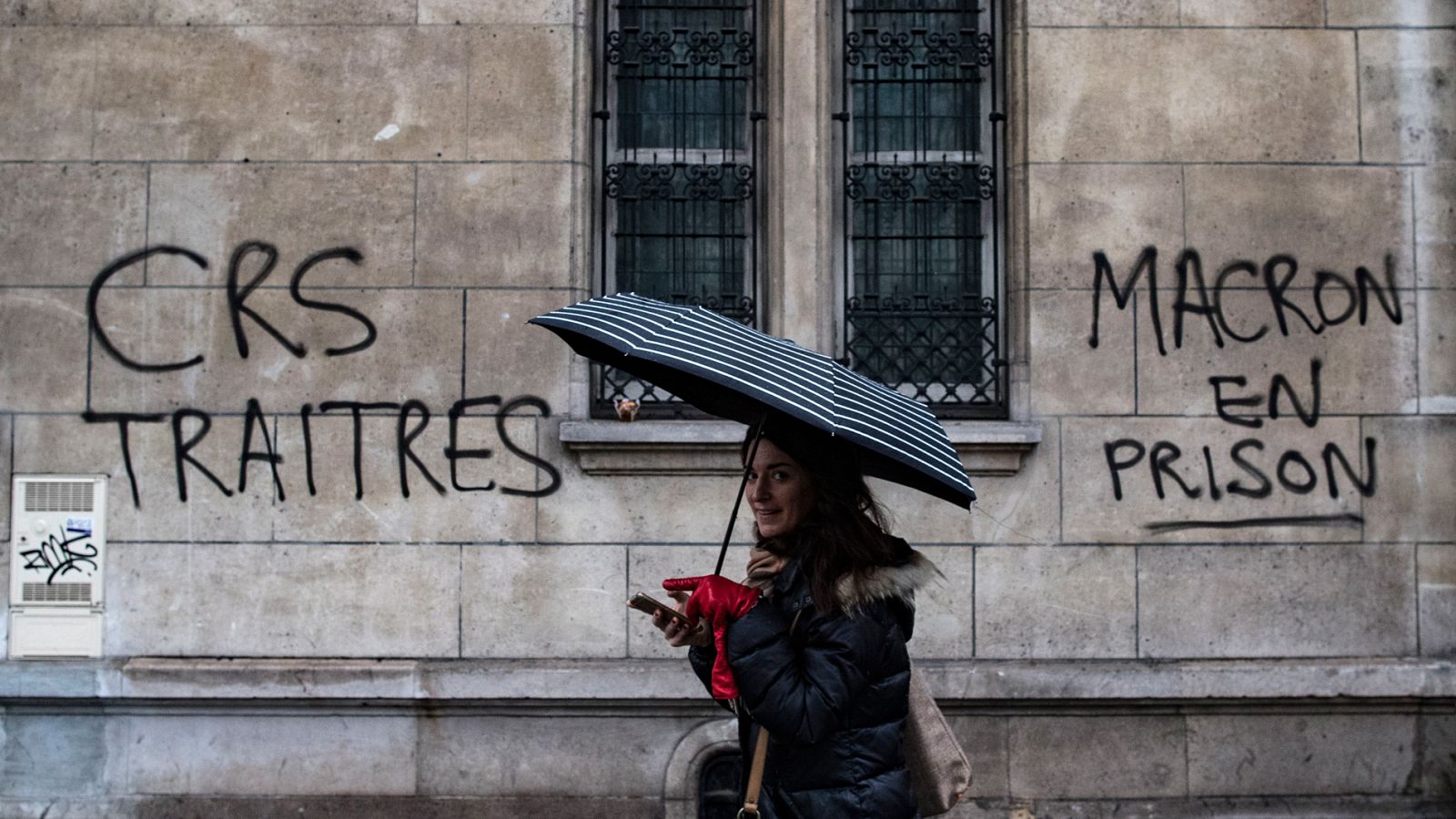 Macron se reunirá con la patronal y sindicatos este lunes