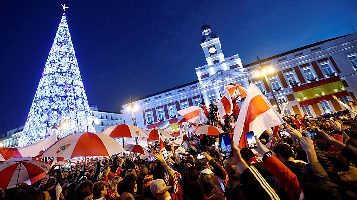 Telediario 1 - Aficionados del River Plate celebran el triunfo de su equipo en la Puerta del Sol