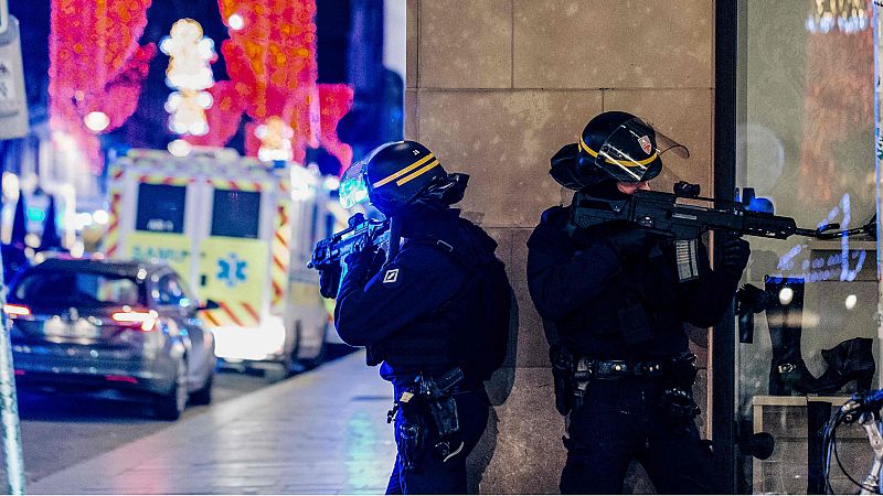 Un presunto terrorista mata a cuatro personas en el centro de Estrasburgo y permanece atrincherado tras escapar