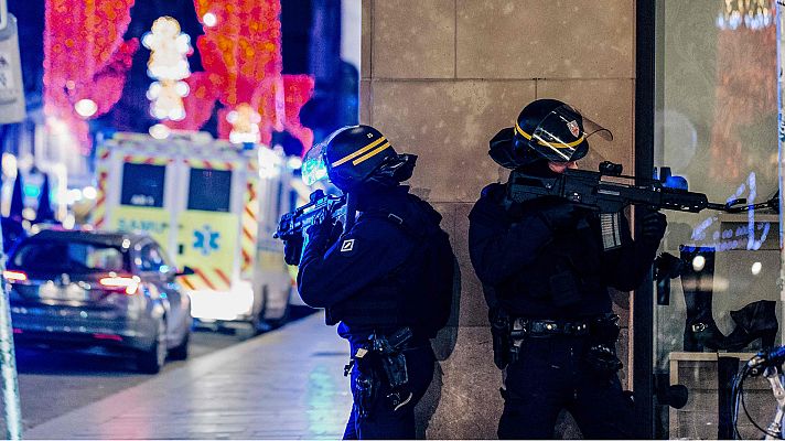 Informativo 24h - Un presunto terrorista mata a tres personas en el centro de Estrasburgo y permanece atrincherado tras escapar