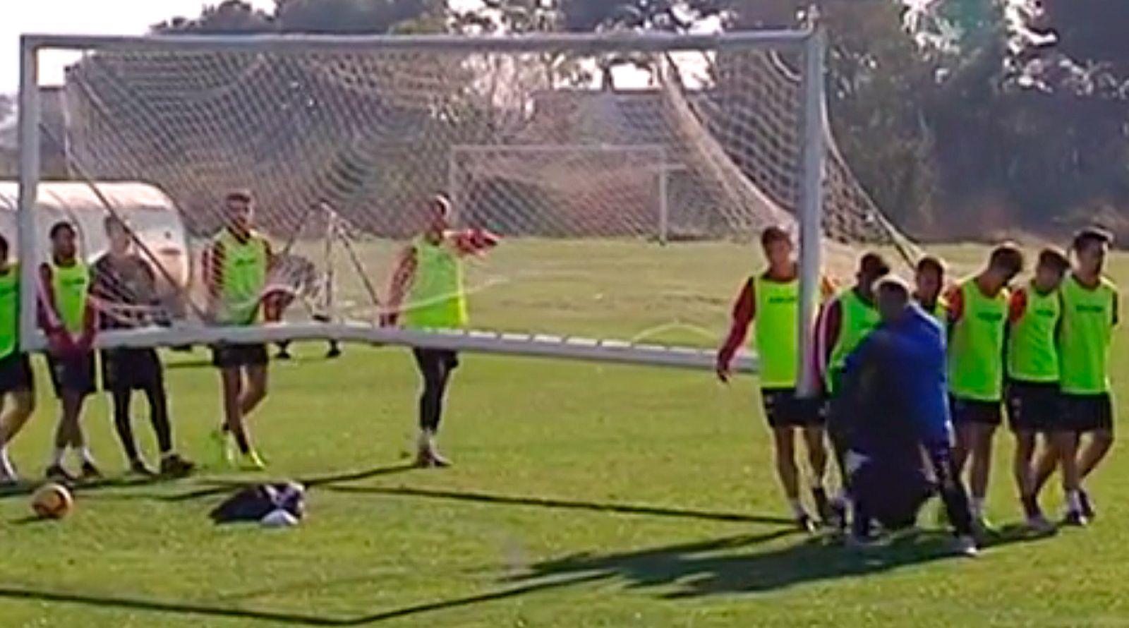 Los jugadores tiene la oferta de la Liga sobre la mesa para recibir los 600.000 euros que debe el club, mientras los aficionados muestran su rechazo.